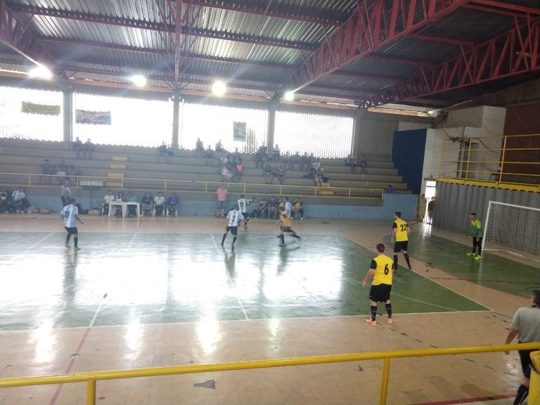 Rua de Baixo e Industrial decidem a final do Open de Futsal