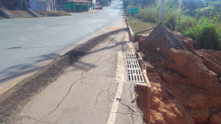 Sem manutenção, cratera aberta em Igarapé completa oito meses e coloca motoristas em risco