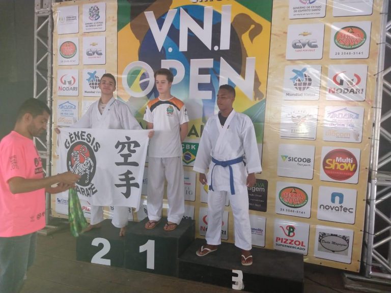 Vítor Gobbo conquista medalha de prata em Open Nacional de Karatê