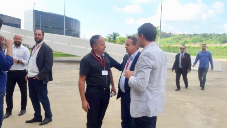 Prefeitos cobram de Zema acordo sobre dívida antes de viagem aos EUA