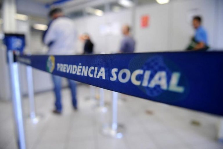 INSS começa a pagar 13º antecipado a quem recebe acima do mínimo