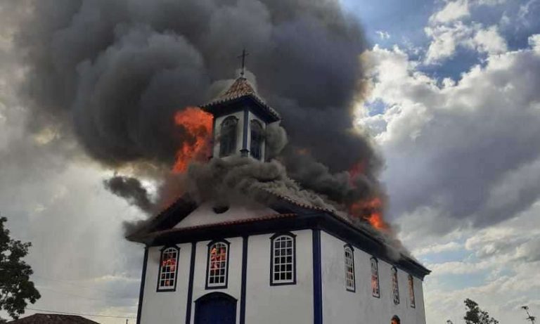 Incêndio destrói igreja em Diamantina