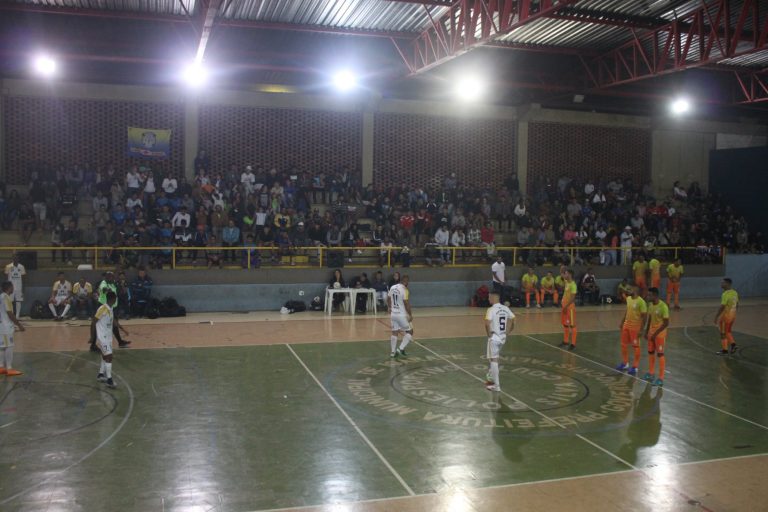 Nesta segunda-feira (10), três partidas dão início a disputa pelo título de campeão
