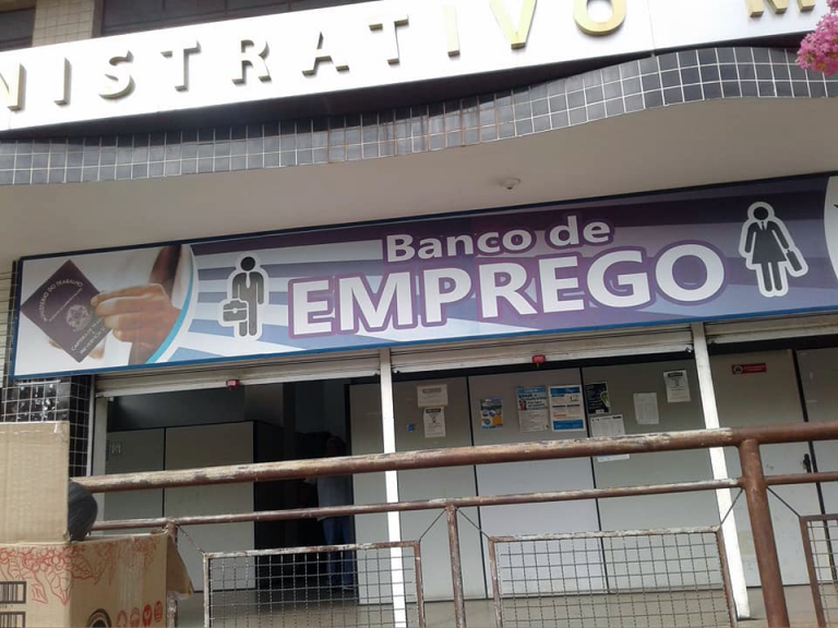 Currículos foram descartados em uma lixeira, em frente ao Banco de Emprego da cidade