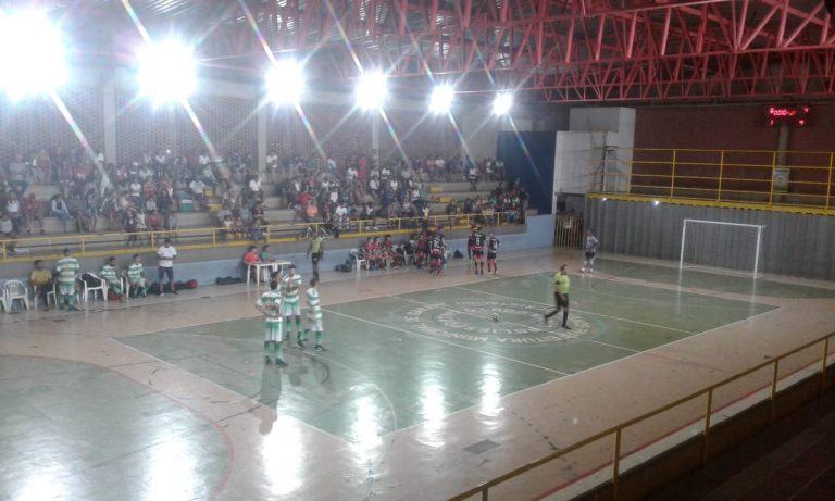 O campeão e vice serão premiados com troféus em cerimônia final.