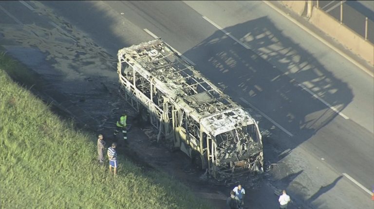 Com pane elétrica, ônibus pega fogo na 381
