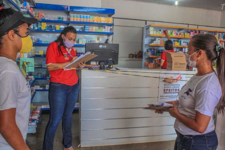 Fiscais orientam lojistas, funcionários e clientes sobre importância de adoção de atitudes preventivas ao contágio pelo coronavírus. Foto: PMI