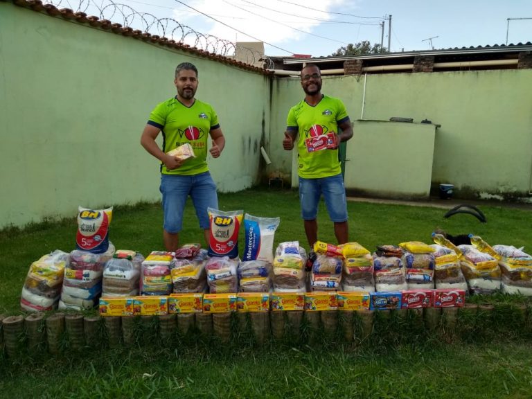 Ao todo, foram distribuídas 20 cestas básicas e 50 caixas de bombons.