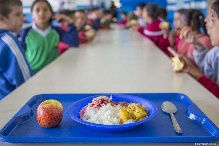 Em substituição à merenda escolar, alunos de Betim tem R$ 59 liberados para compra de alimentos