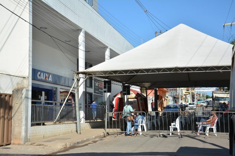 As medidas, adotadas pelo poder executivo, são utilizadas como estratégias de enfrentamento ao Covid-19.