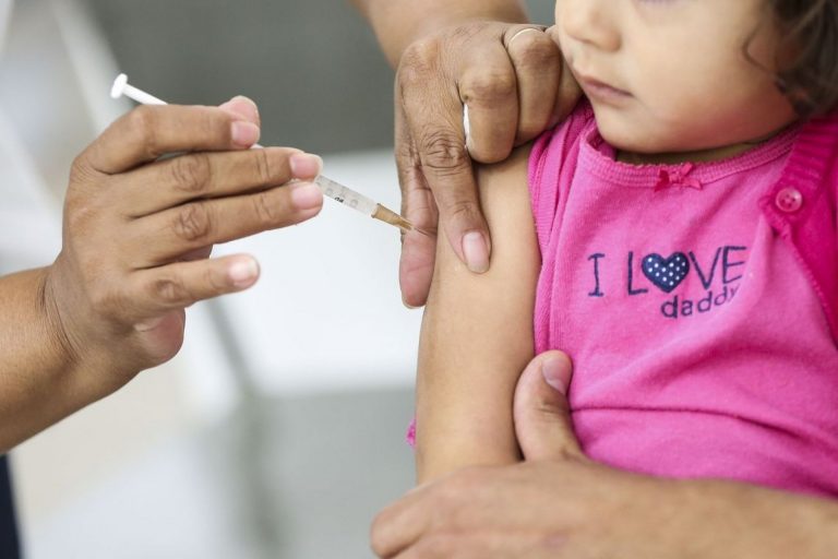 Saúde antecipa vacinação contra gripe; campanha começa em 25 de março