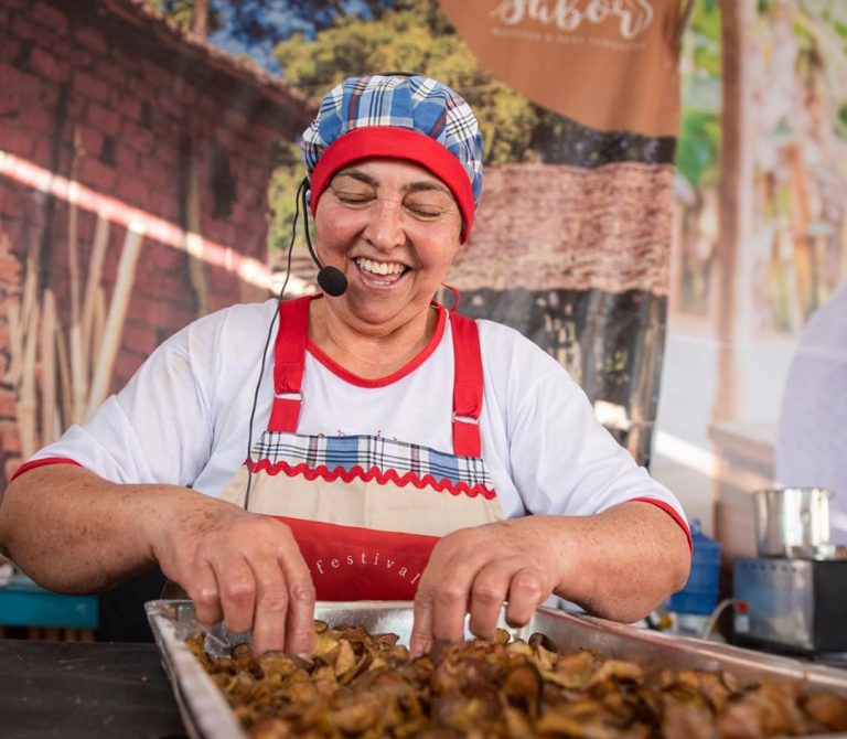 Lilia da Quita é conhecida nas cidades de Igarapé e São Joaquim de Bicas pela habilidade e amor pela culinária. Foto: Facebook/Igarapé Sabor