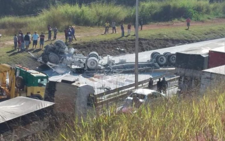 Carreta tomba na BR-381 em Itaguara