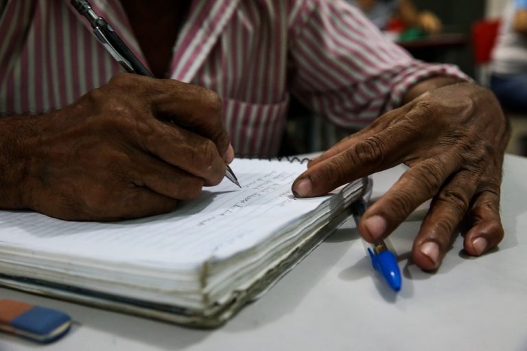 Modalidade é destinada a jovens, adultos e idosos que não conseguiram concluir os estudos. Foto: divulgação/Google