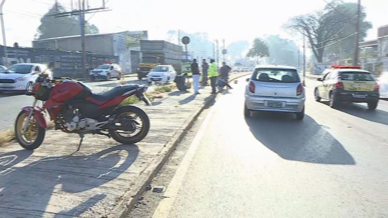 Homem que estava em garupa de moto desequilibra e morre atropelado