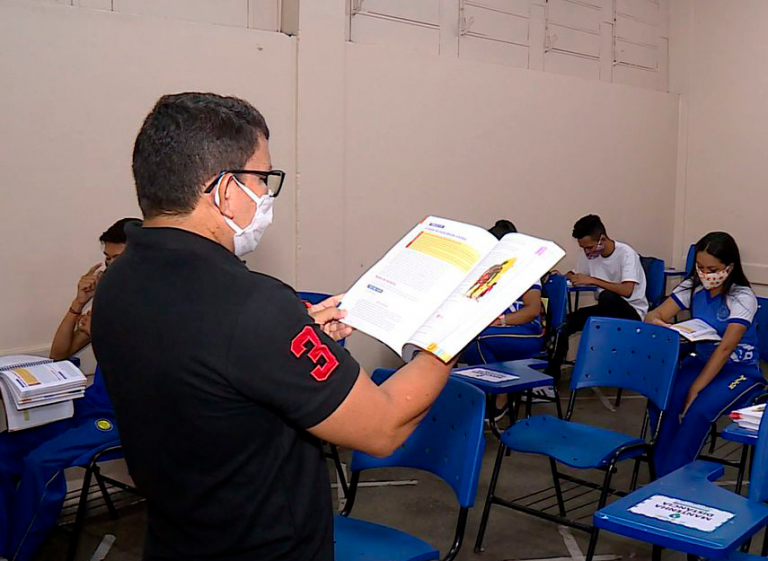 Em Minas, vacinação de professores contra covid-19 deve iniciar em junho
