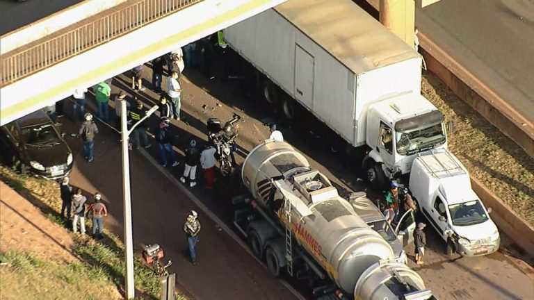 Engavetamento entre caminhões e carros deixa feridos na BR-381, em São Joaquim de Bicas