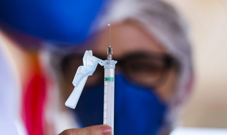Covid-19: Brasil atinge 80% da população acima de 18 anos vacinada com a 1ª dose