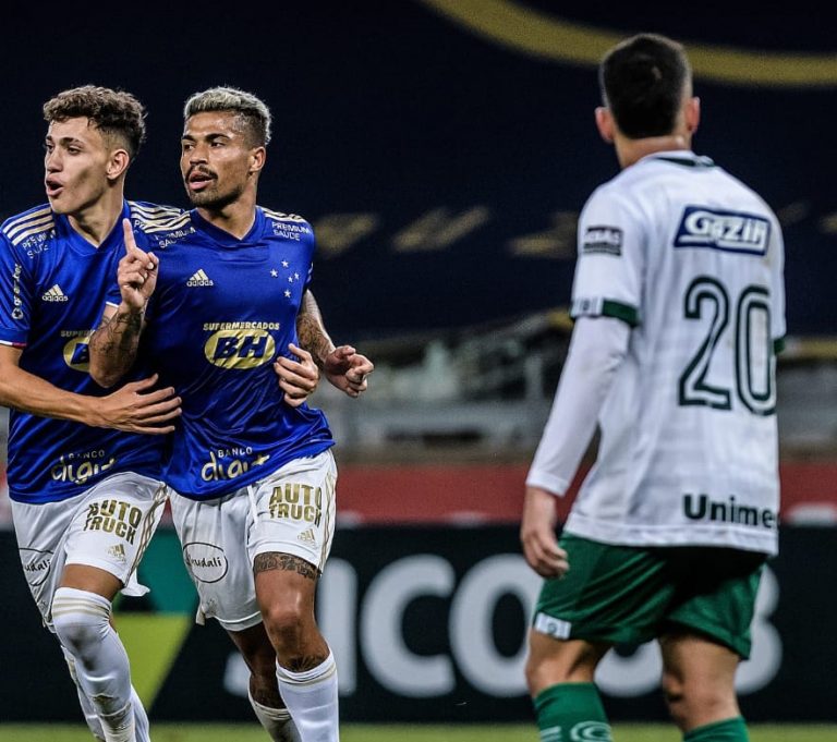 Em busca de distanciar da degola, Cruzeiro encara o Goiás em Goiânia