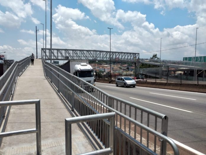 Dispositivo de mobilidade e segurança foi construído no km 478+240 e já está liberado para travessia dos pedestres da região. Obra foi concluída em cinco meses.