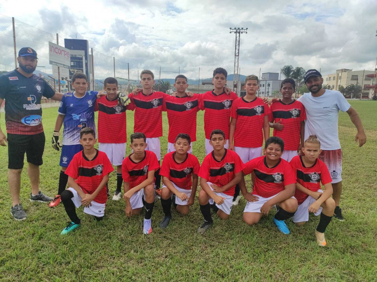 Escolinha de futebol de Igarapé acompanha estreia do Campeonato Mineiro Módulo II