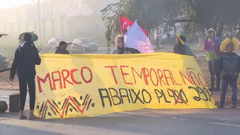 São Joaquim de Bicas: indígenas protestam contra o marco temporal e bloqueiam BR-381