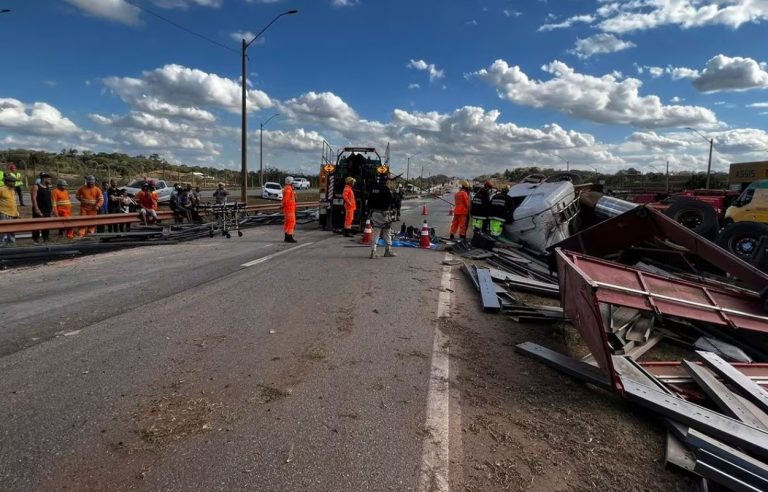Caminhão tomba e deixa motorista e motociclistas feridos em Betim
