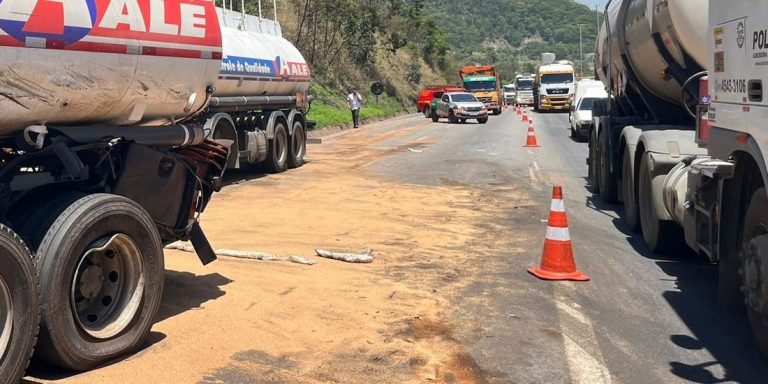 Fernão Dias é interditada nos dois sentidos após acidente com caminhão de combustível
