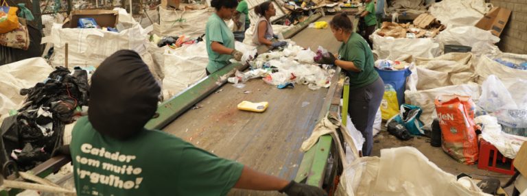 Mães chefes de família têm vidas transformadas pelo trabalho com materiais recicláveis em Minas