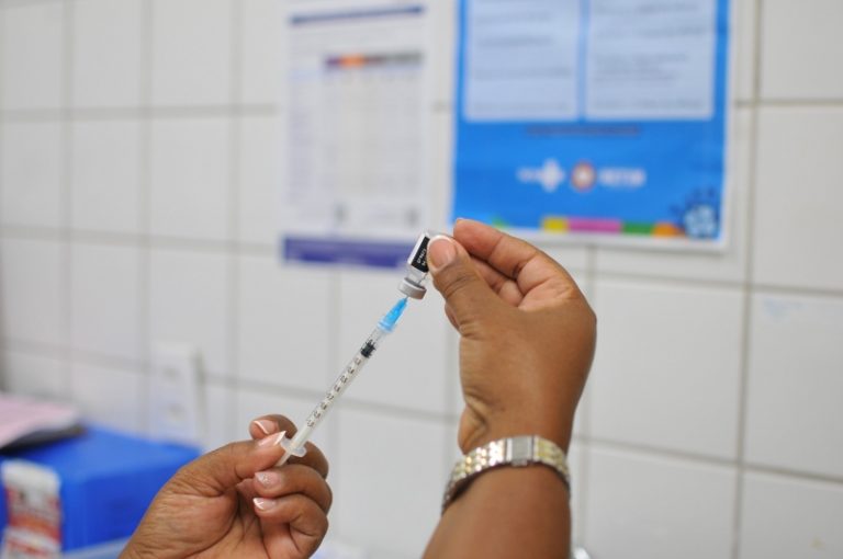 Betim inicia vacinação contra a covid-19 com novo imunizante que protege contra subvariante ômicron XBB 1.5