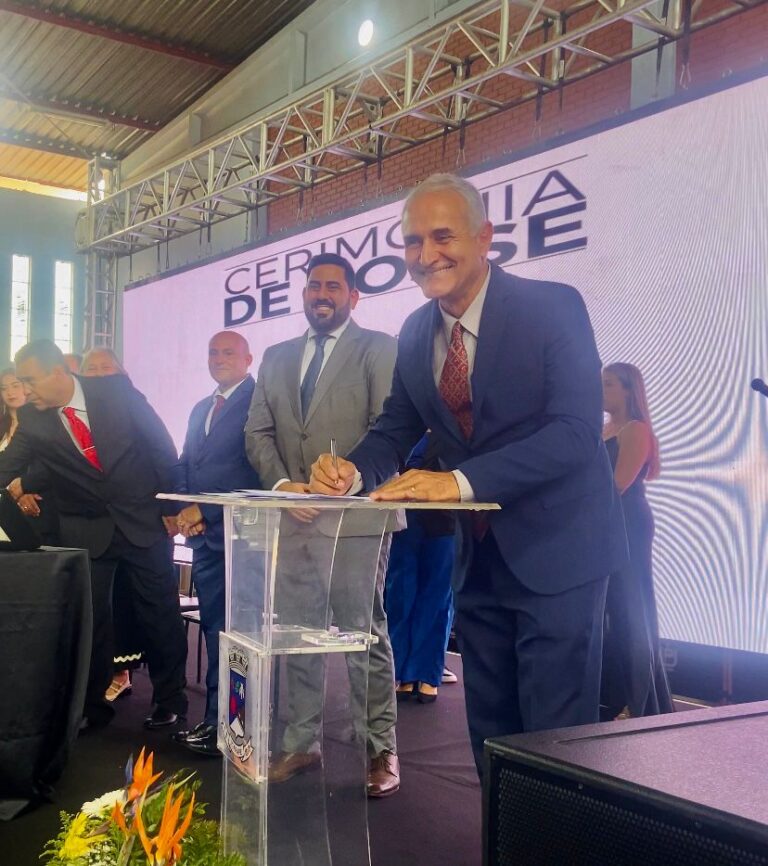 Arnaldo Chaves toma posse para o 3º mandato como prefeito de Igarapé; 13 vereadores assumem cargos