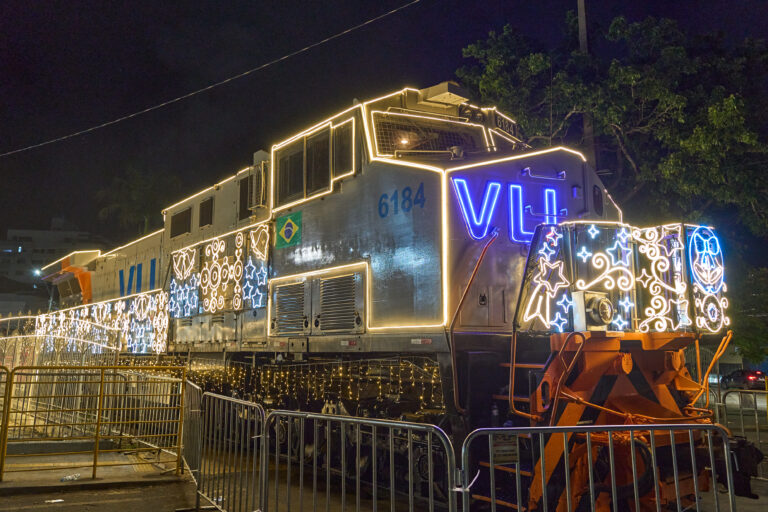 Locomotiva natalina leva Papai Noel a Betim na quinta-feira (27)