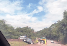 Carro capota na BR-381, próximo à Serra de Igarapé; veja o vídeo