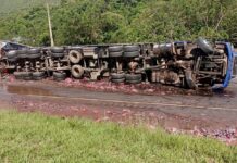 Caminhão de refrigerantes tomba na Serra de Igarapé