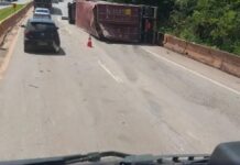 Carreta tomba na Serra de Igarapé e interdita parcialmente a BR-381