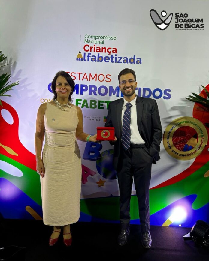 O prefeito Matheus Resende, ao lado da secretária municipal de Educação Eunice Maia, esteve em B