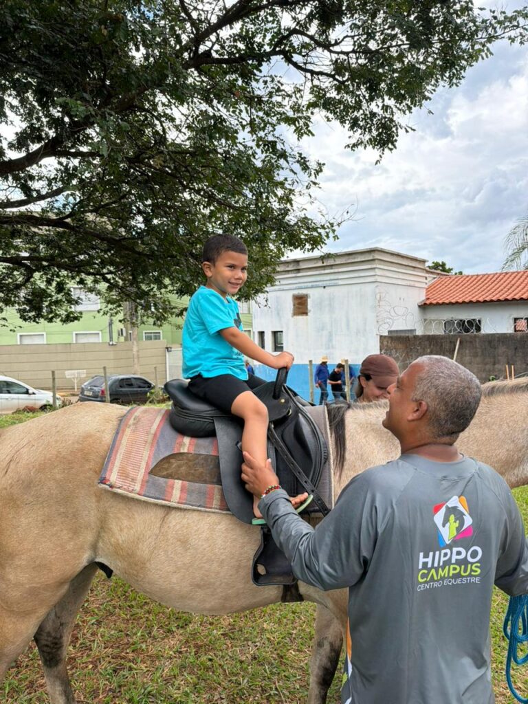 São Joaquim de Bicas inicia projeto de equoterapia para alunos da rede municipal