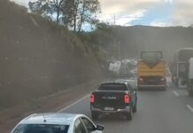 Carreta cai em ribanceira e interdita parcialmente a BR-381 na Serra de Igarapé