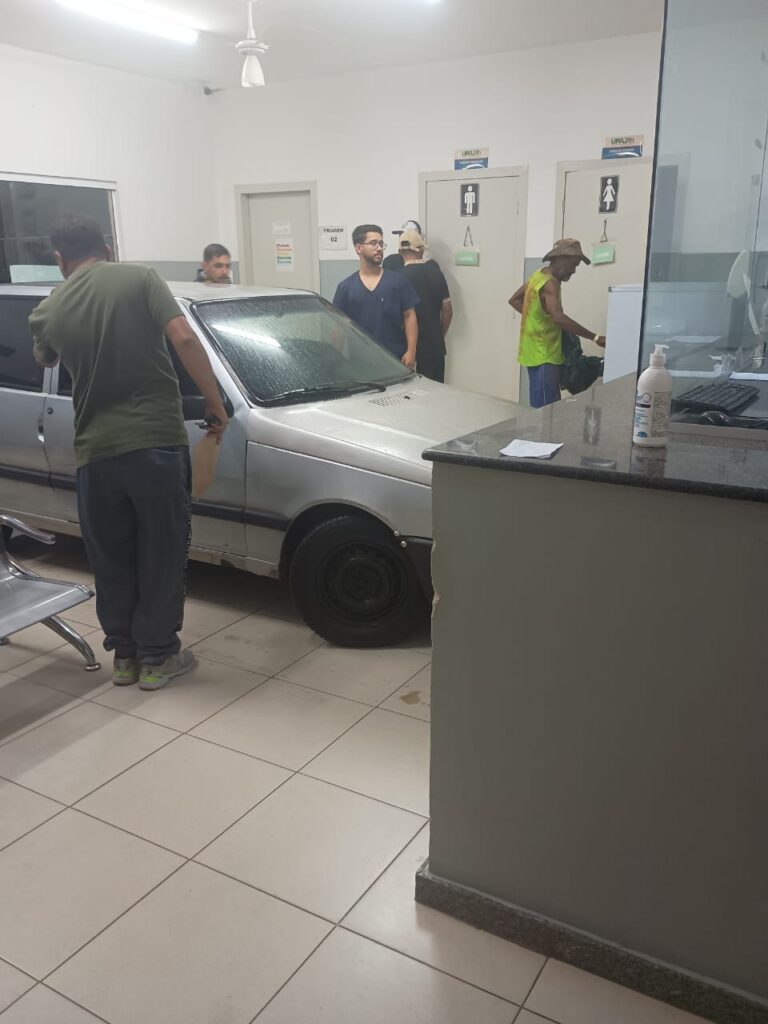 Com falha no freio, carro invade recepção da UPA de São Joaquim de Bicas