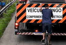 Adolescentes são flagrados pegando “rabeira” em carretas cegonhas em Igarapé e motoristas fazem alerta