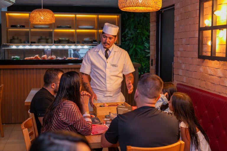 Chef de Igarapé embarca para o Japão em imersão gastronômica com referências mundiais do sushi