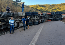Carreta tomba na Fernão Dias e interdita pista na descida da Serra de Igarapé