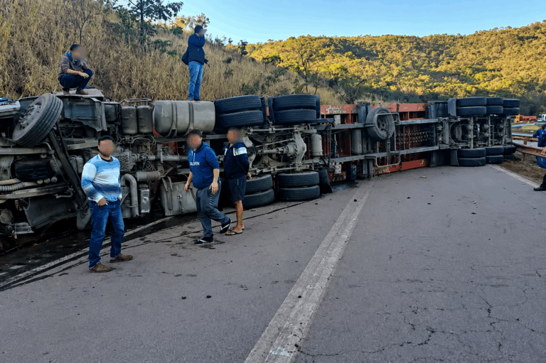 Carreta tomba na Fernão Dias e interdita pista na descida da Serra de Igarapé