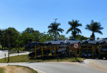 Carreta-cegonha estraga na trincheira de Igarapé e complica trânsito nesta quarta-feira (19)