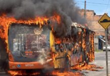 Ônibus pega fogo em São Joaquim de Bicas; passageiros deixam veículo em segurança