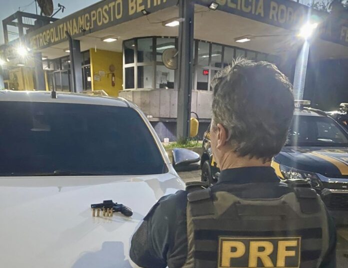 PRF-apreende-revolver-municiado-durante-fiscalizacao-na-BR-381-em-Betim